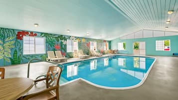 Inomhuspool med öppettider 06.00 till 23.00, och solstolar