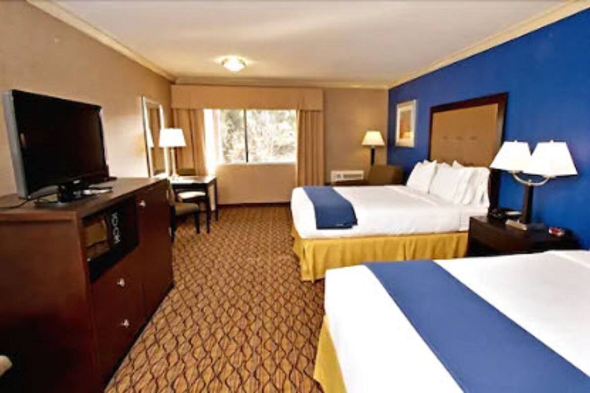 Premium bedding, in-room safe, desk, laptop workspace