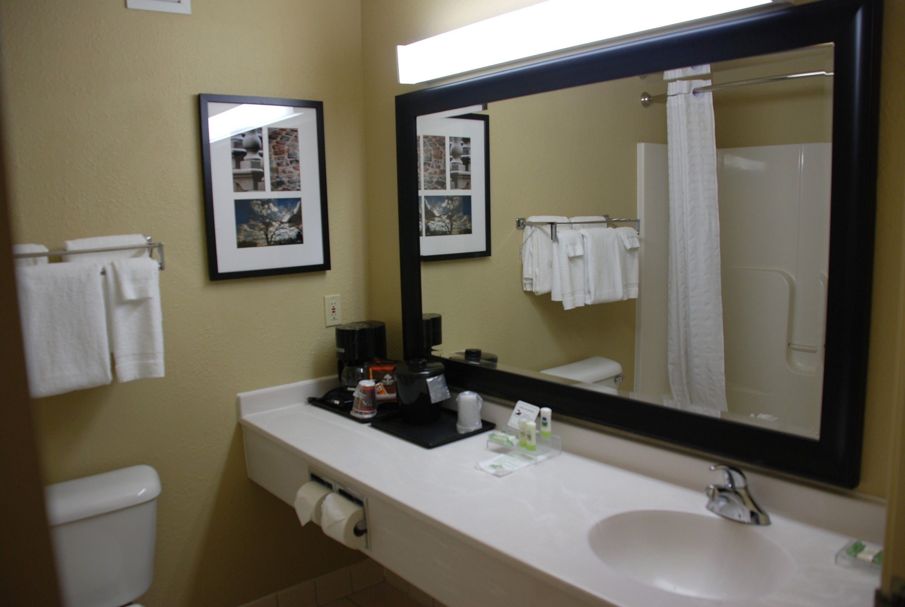Room, 2 Katil Ratu (Queen), Accessible, Non Smoking (Rollin Shower) | Bilik Mandi | Kelengkapan dandanan diri percuma, pengering rambut, tuala disediakan 