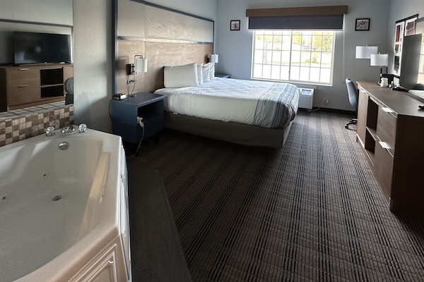 Suite Deluxe, 1 chambre, non-fumeurs | Salle de séjour | Télévision LED de 32 pouces avec chaînes par câble, télévision