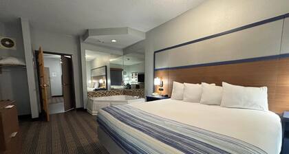 AmericInn by Wyndham Galesburg