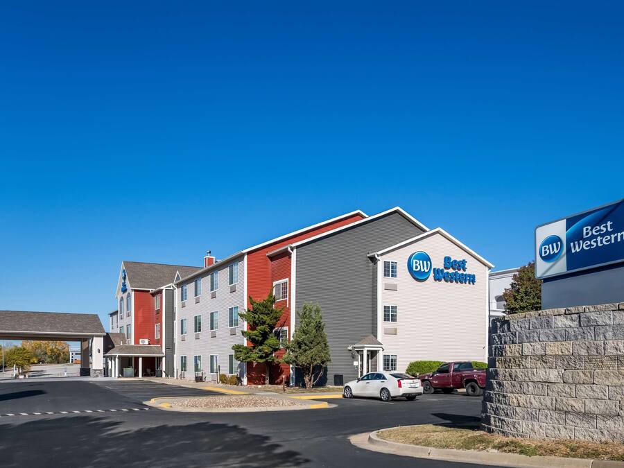 A Best Western hotel with a parking lot and a clear blue sky.