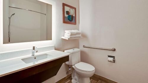 Bathroom | Combined shower/tub, free toiletries, hair dryer, towels