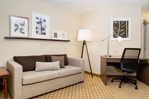 32-inch flat-screen TV with satellite channels - Country Inn & Suites by Radisson, Milwaukee West (Brookfield), WI (Brookfield)