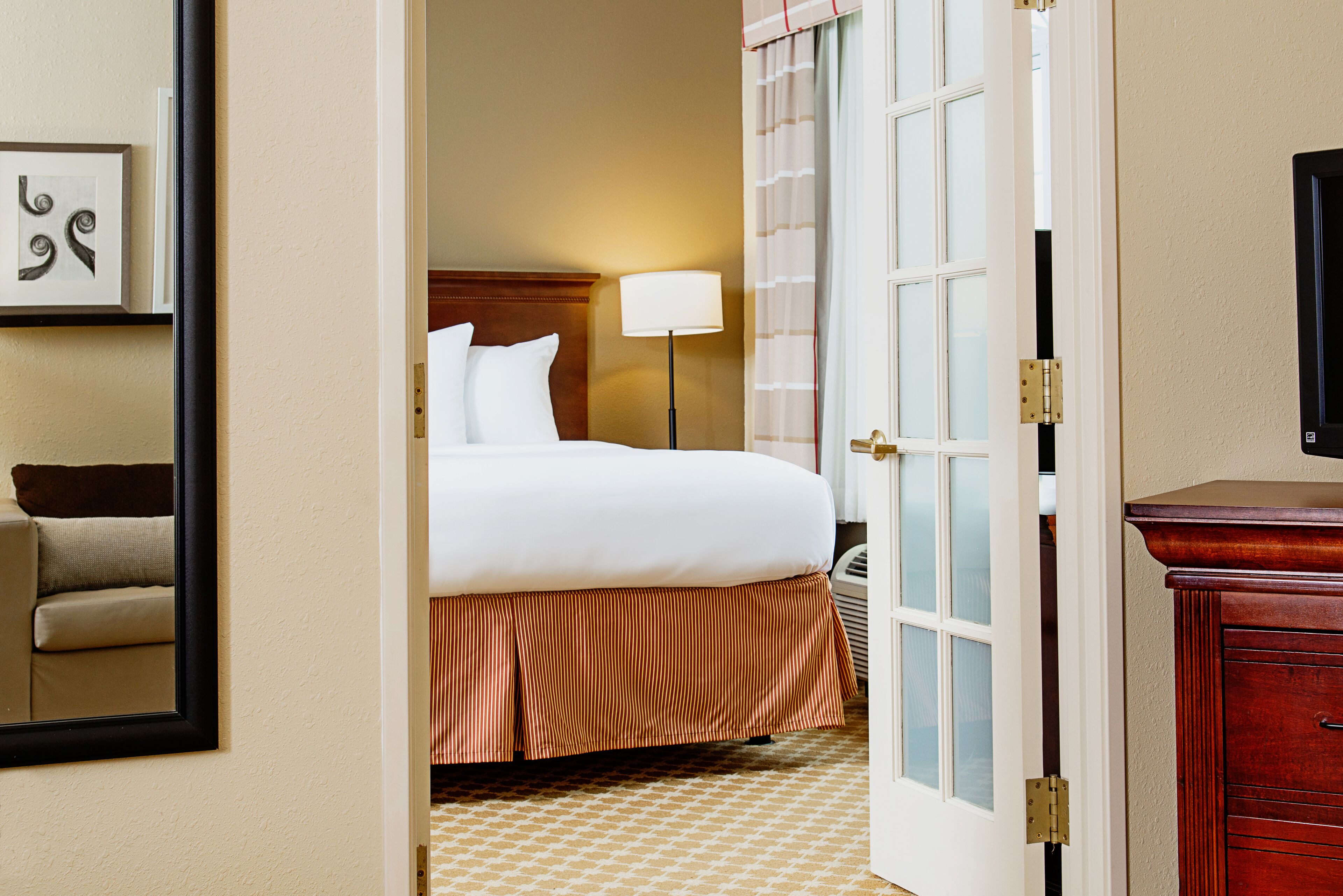 Meja kerja, ruang kerja ramah laptop, dan tirai kedap cahaya