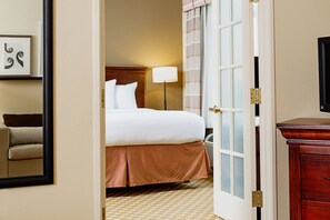 Desk, laptop workspace, blackout drapes, iron/ironing board - Country Inn & Suites by Radisson, Milwaukee West (Brookfield), WI (Brookfield)