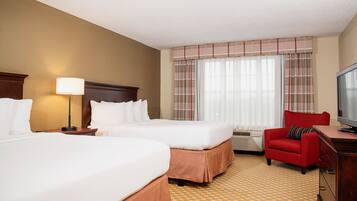 Escritorio, espacio para trabajar con laptop y cortinas blackout