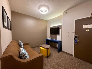 1 dormitorio, escritorio, cortinas opacas