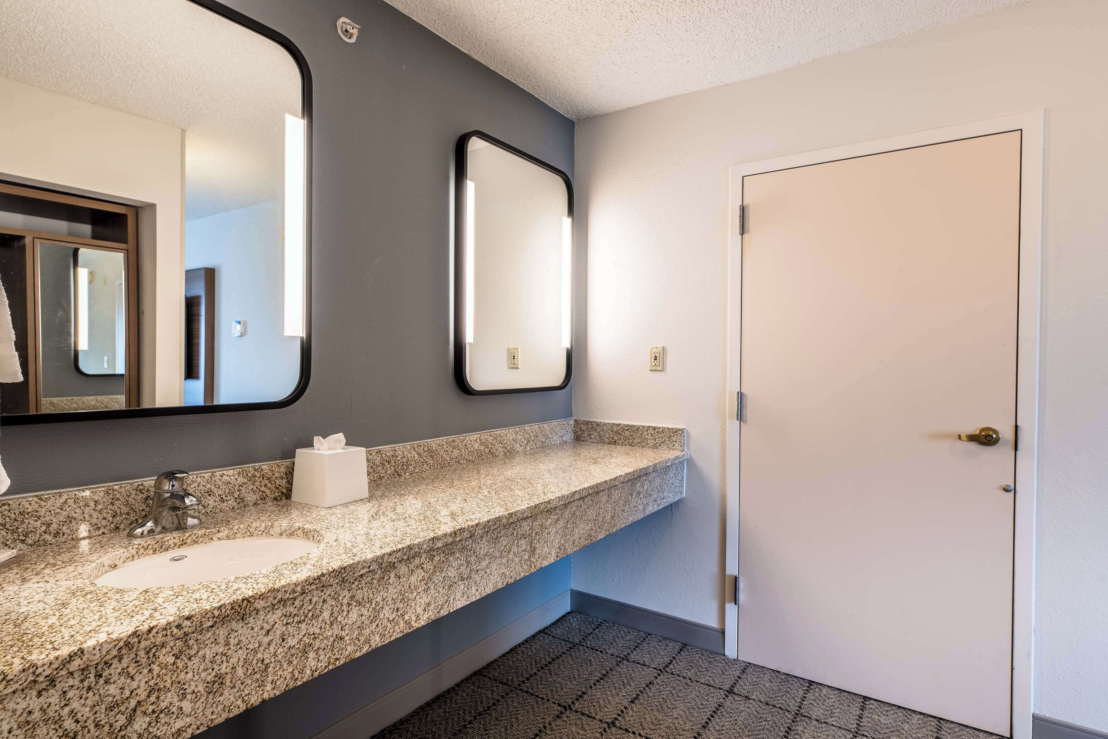 combined shower/bathtub, free toiletries, hair dryer, towels