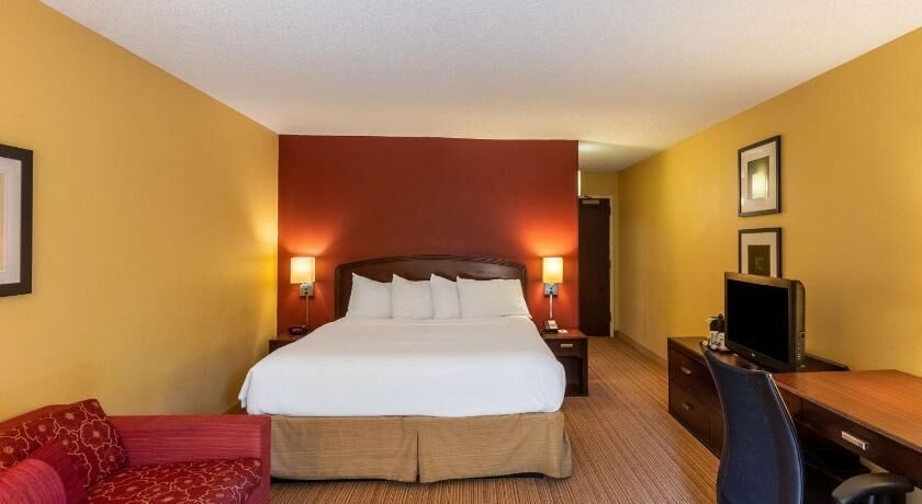 Laptop workspace, iron/ironing board, free WiFi, bed sheets