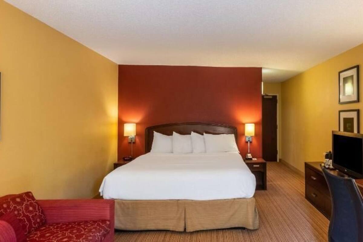 Laptop workspace, iron/ironing board, free WiFi, bed sheets