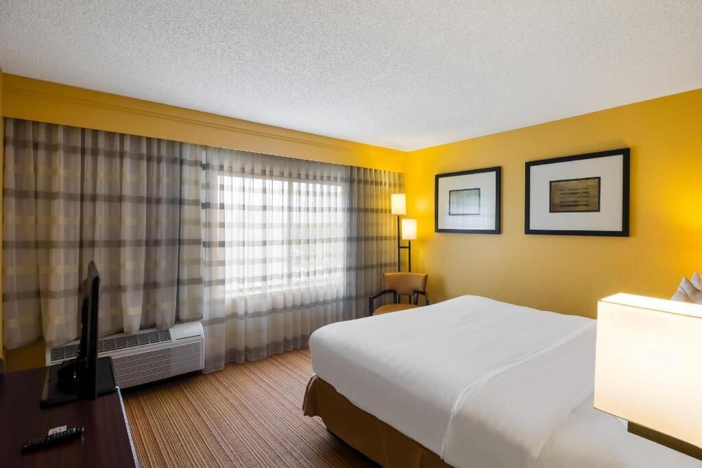 Laptop workspace, iron/ironing board, free WiFi, bed sheets