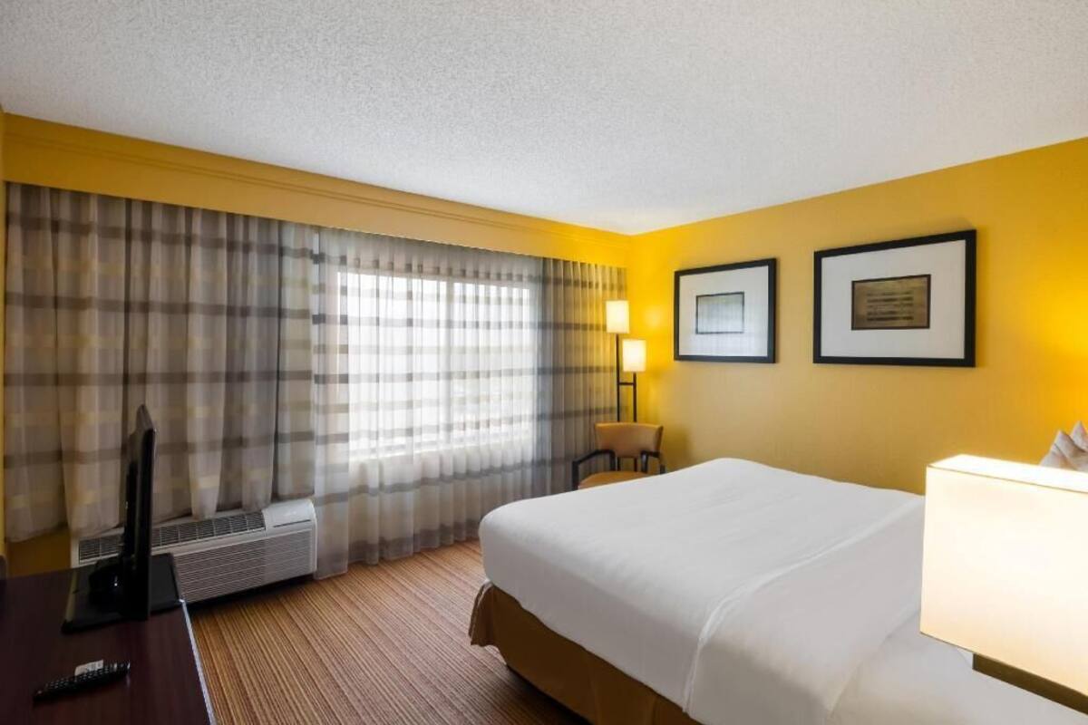 Laptop workspace, iron/ironing board, free WiFi, bed sheets