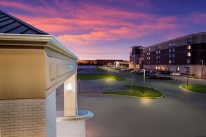 Situated near a parking area, this hotel offers a pleasant environment with well-maintained landscaping.