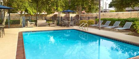 Ulkouima-allas, aurinkovarjoja, aurinkotuoleja