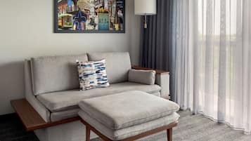 Kaliteli yatak takımı, masa, dizüstü bilgisayar çalışma alanı