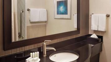 Combined shower/bathtub, free toiletries, hair dryer, towels