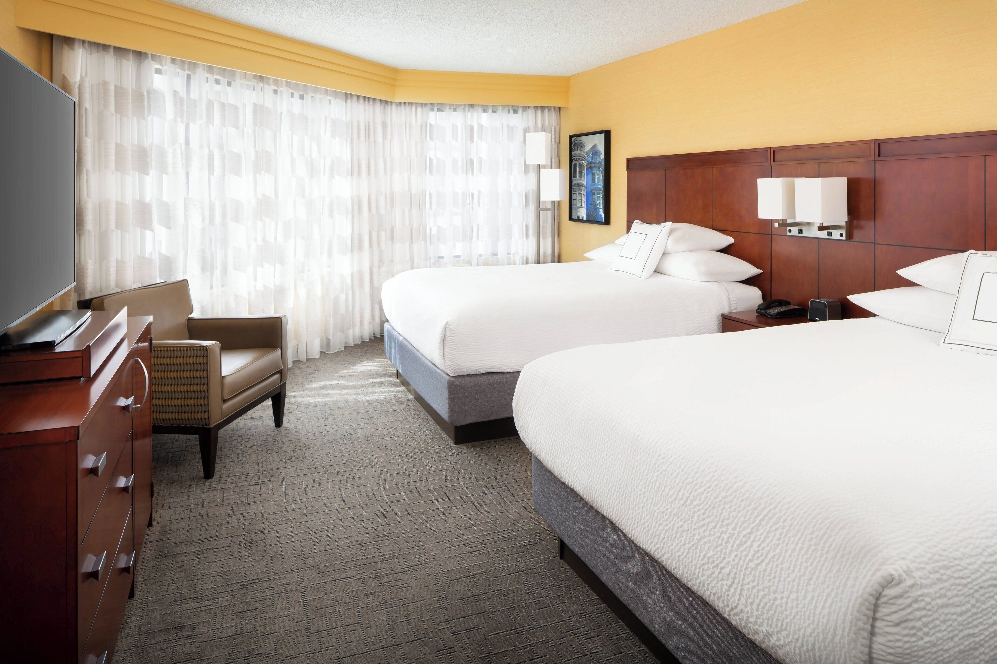 Zimmer, 2 Queen-Betten | Zimmersafe, Schreibtisch, laptopgeeigneter Arbeitsplatz