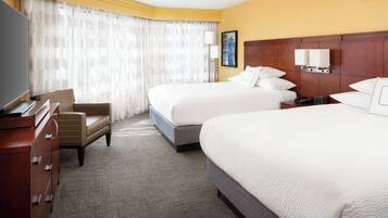 Zimmer, 2 Queen-Betten | Zimmersafe, Schreibtisch, laptopgeeigneter Arbeitsplatz