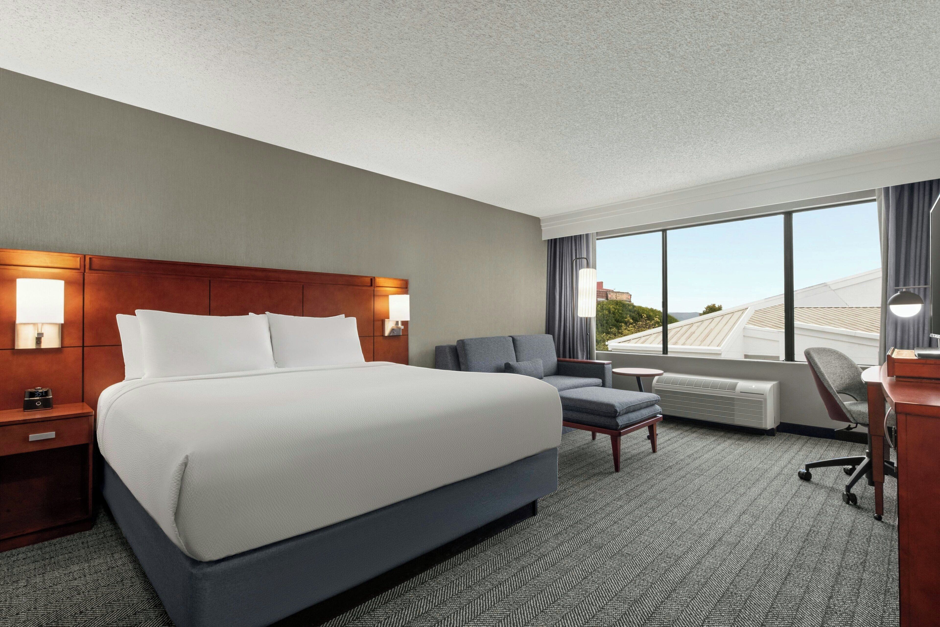 ルーム キングベッド 1 台 | セーフティボックス (室内)、デスク、ノートパソコン用作業スペース、アイロン / アイロン台