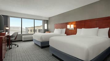 Kamer, 2 queensize bedden | Een kluis op de kamer, een bureau, een laptopwerkplek