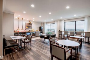 Executive Suite, 1 King Bed with Sofa bed | Lounge - Delta Hotels by Marriott Regina (Regina)