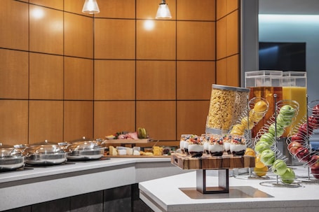 Desayuno a la carta diario (CAD 24 por persona)