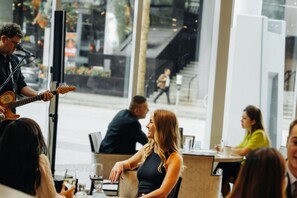 Café da manhã, almoço e jantar; culinária internacional 
