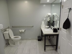 Ducha y bañera combinadas y artículos de higiene personal gratuitos