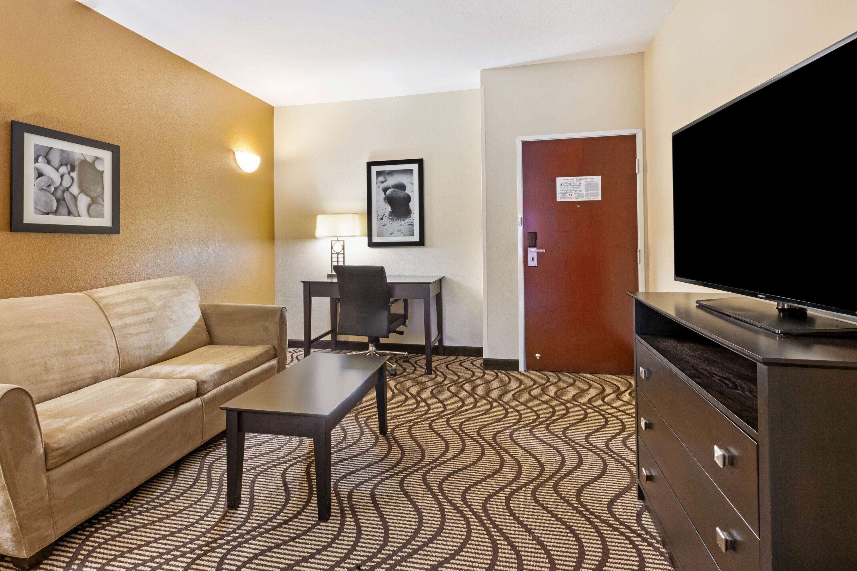 Hochwertige Bettwaren, Schreibtisch, Verdunkelungsvorhänge