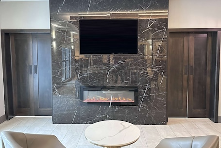 Lobby. La Quinta Inn & Suites by Wyndham South Bend