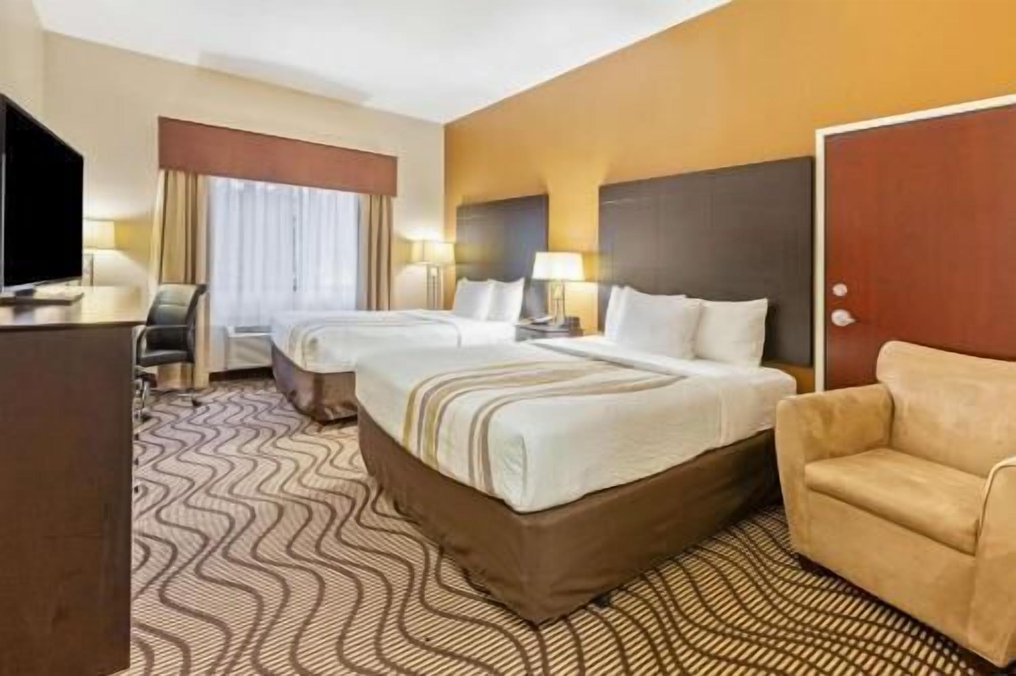 Luxe beddengoed, een bureau, verduisterende gordijnen