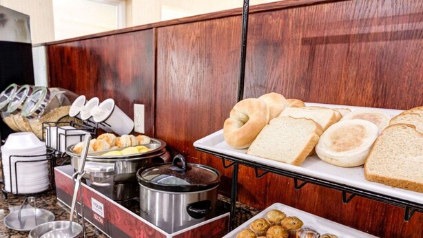 Free buffet breakfast  - Comfort Inn Kearney - Liberty (Kearney)