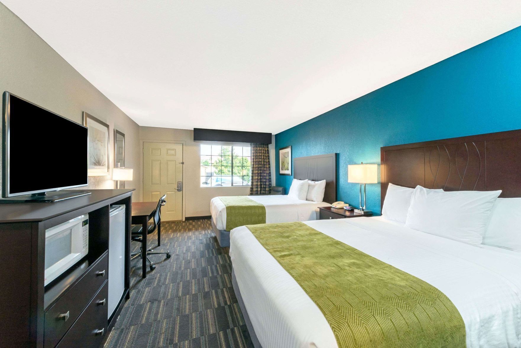 مساحة عمل للكمبيوتر المحمول وستائر تعتيم ومكواة/لوح كي