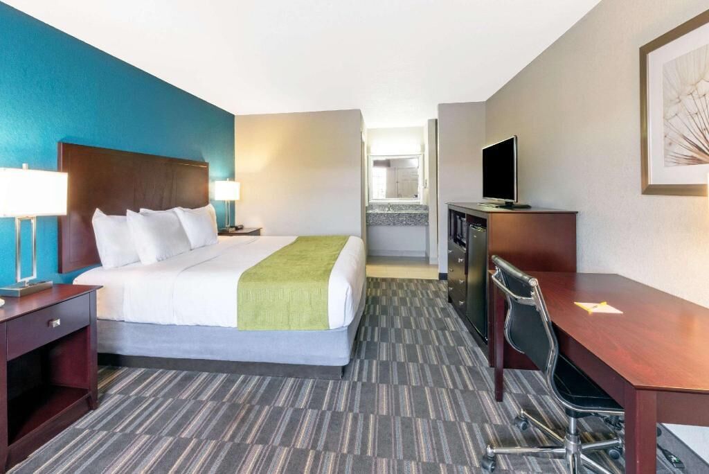 مساحة عمل للكمبيوتر المحمول وستائر تعتيم ومكواة/لوح كي