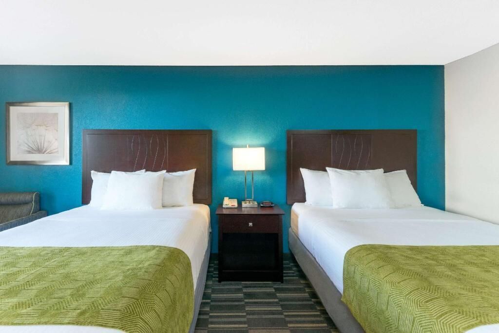 مساحة عمل للكمبيوتر المحمول وستائر تعتيم ومكواة/لوح كي