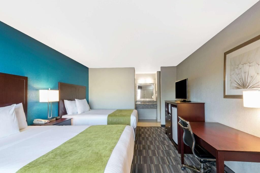 مساحة عمل للكمبيوتر المحمول وستائر تعتيم ومكواة/لوح كي