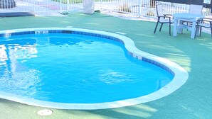 Outdoor pool - Americas Best Value Inn Beeville (Beeville)