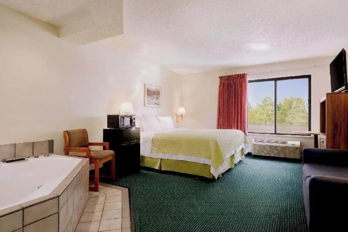Individually furnished, desk, laptop workspace, free WiFi