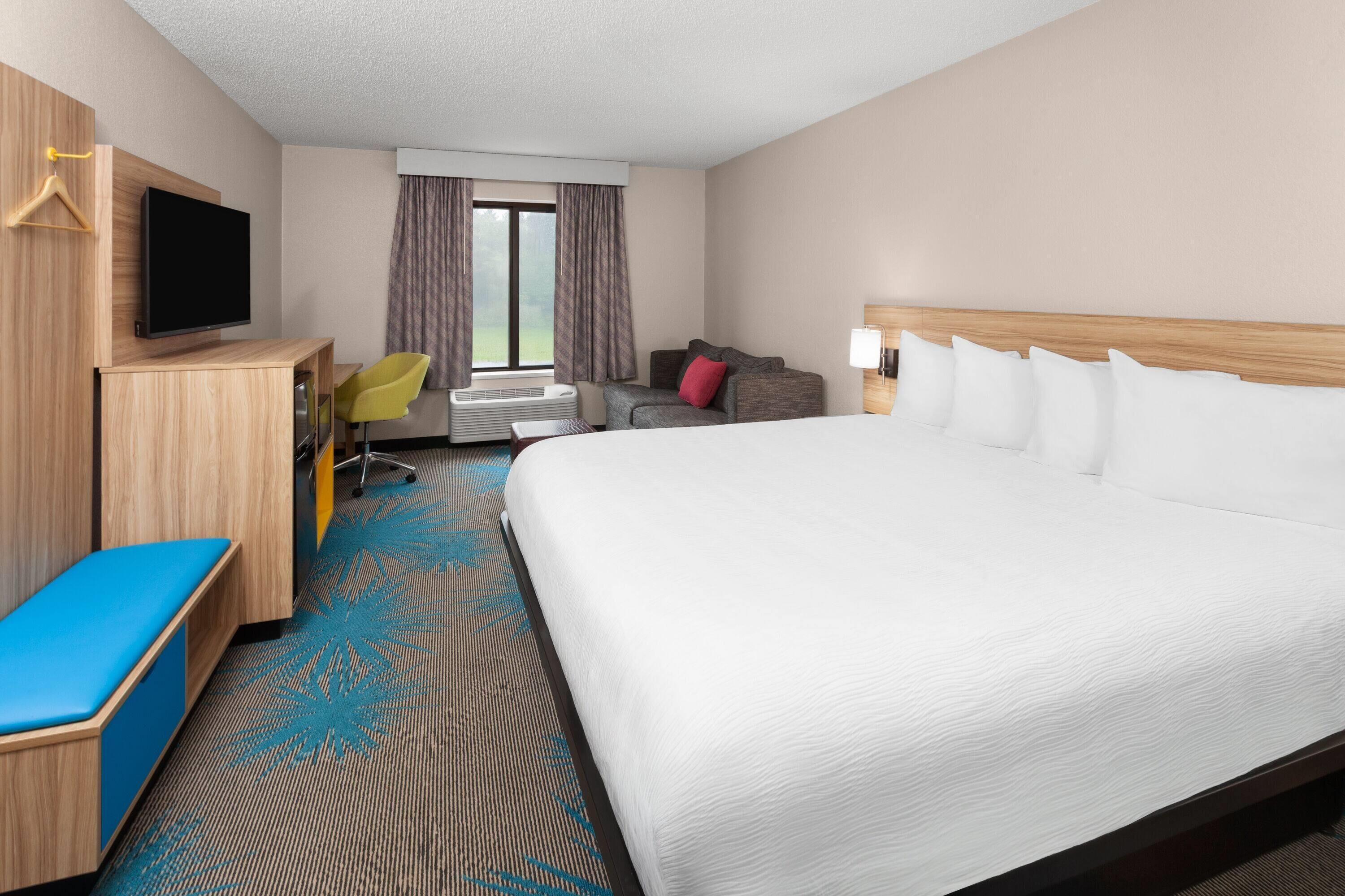 Studio Suite, 1 King Bed, Non Smoking | Individually furnished, desk, laptop workspace, free WiFi