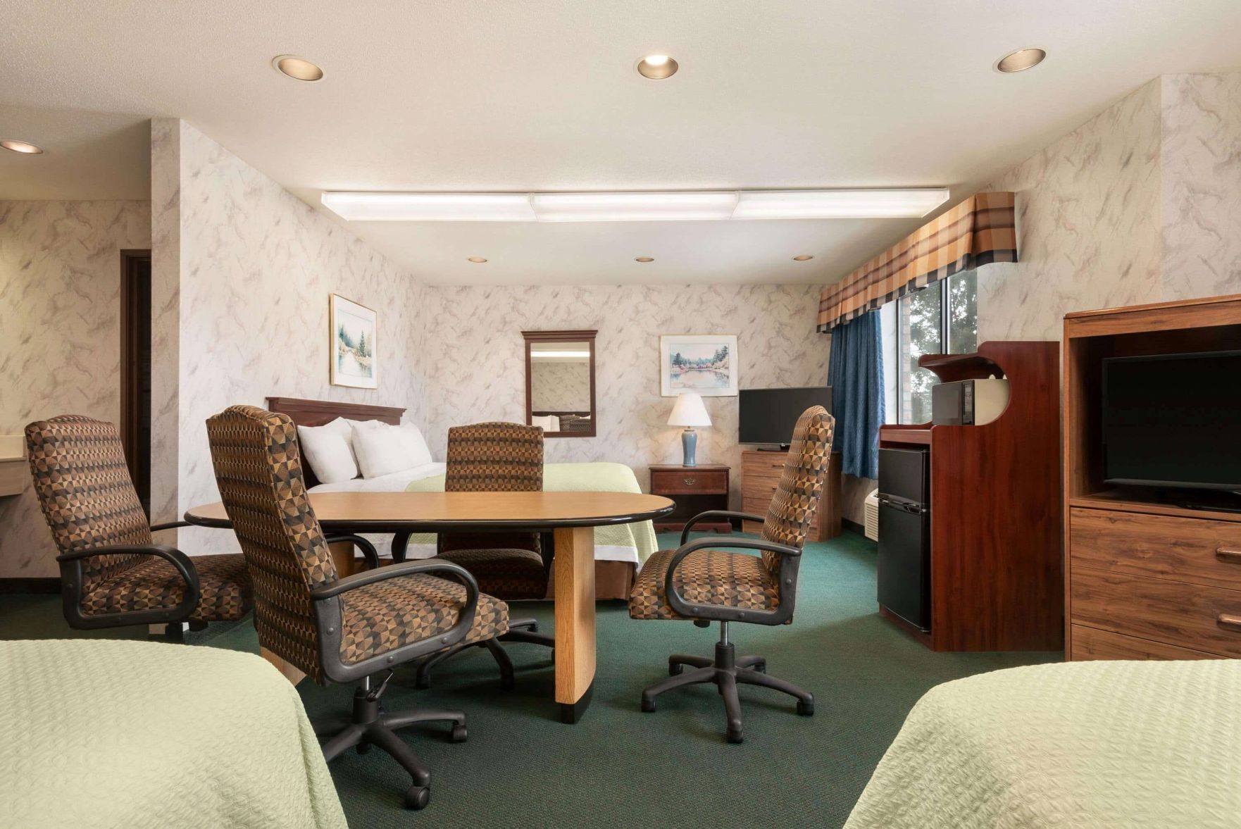 Individually furnished, desk, laptop workspace, free WiFi