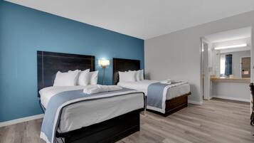 Escritorio, cortinas blackout y tabla de planchar con plancha