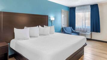 Standard Room, 1 King Bed | Desk, blackout curtains, iron/ironing board, rollaway beds