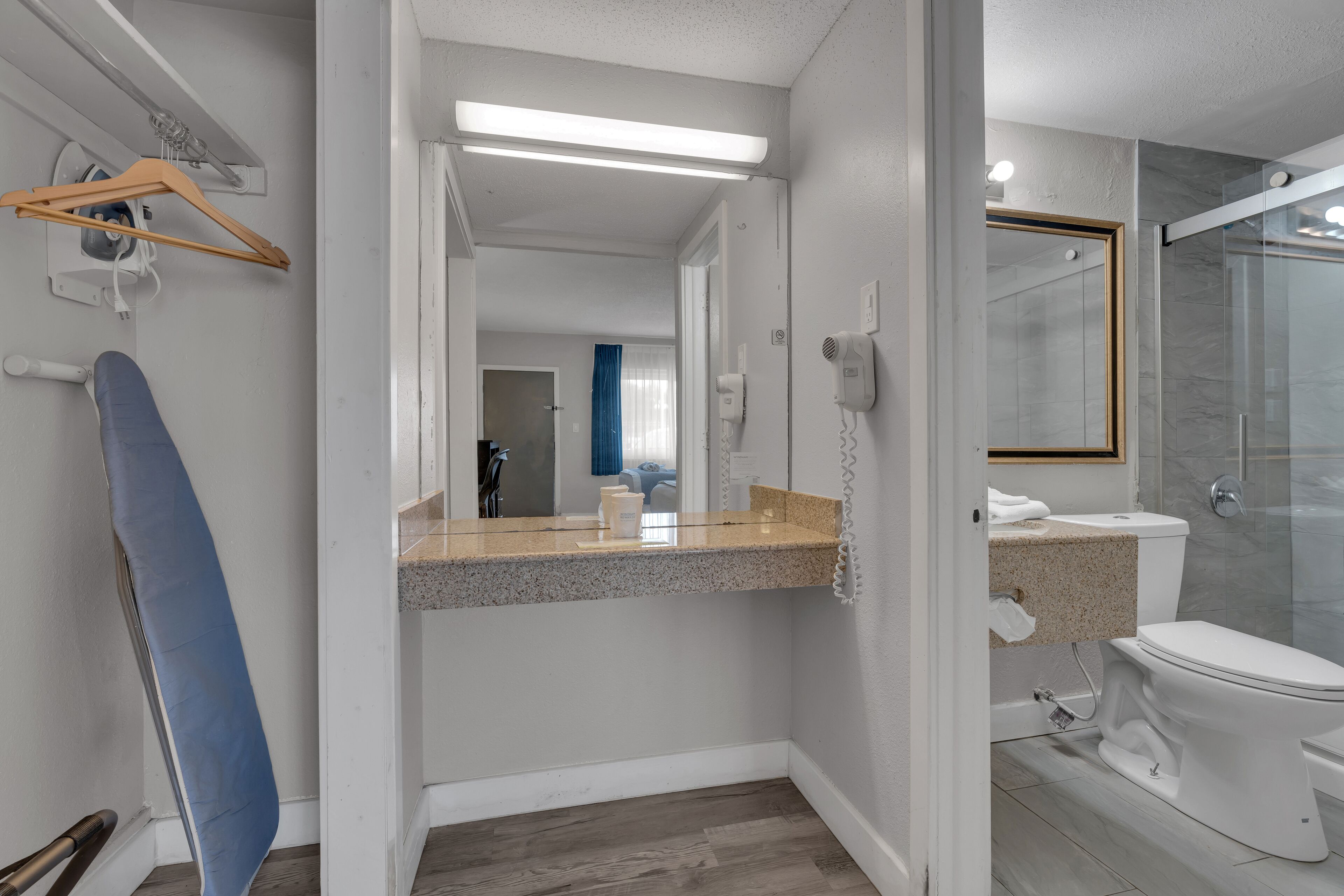 Ein modernes Badezimmer mit Dusche, Toilette und Waschtisch mit Spiegel.