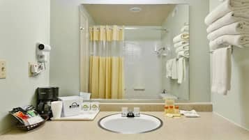 Bañera con ducha, secador de pelo, toallas