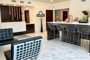 Lobby - Days Inn by Wyndham Arlington (Arlington)