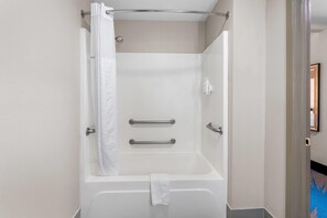 Suite Deluxe, 1 très grand lit, accessible aux personnes à mobilité réduite, non-fumeur (Mobility) | Salle de bain accessible aux personnes à mobilité réduite