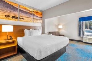 Desk, iron/ironing board, free WiFi, bed sheets - Days Inn & Suites by Wyndham Ridgeland (Ridgeland)