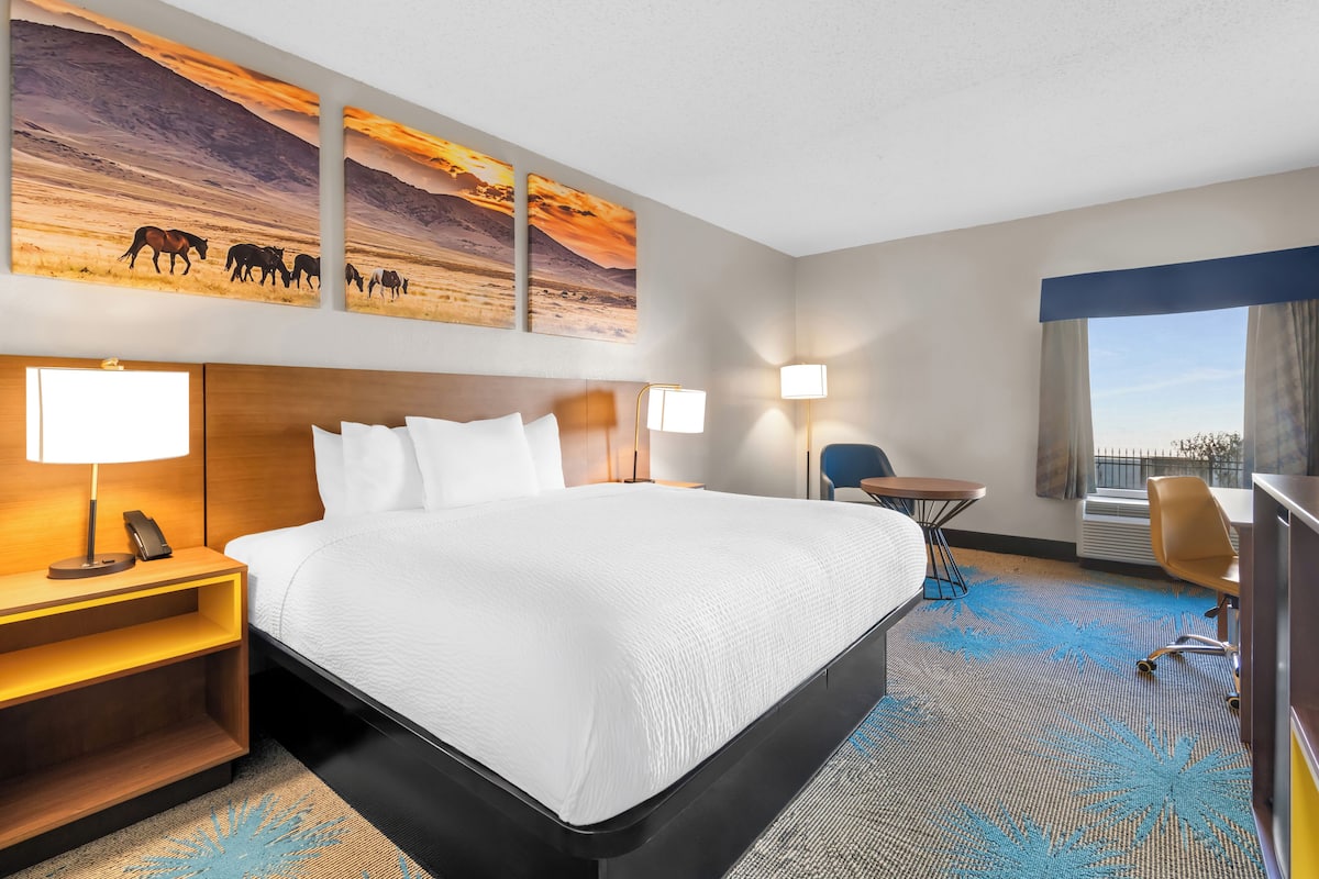 Desk, iron/ironing board, free WiFi, bed sheets