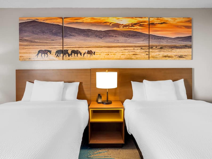 Escritorio, tabla de planchar con plancha, wifi gratis y ropa de cama